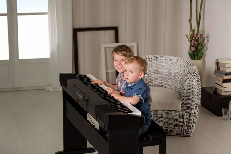 WHAT'S THE BEST DIGITAL PIANO FOR BEGINNERS?