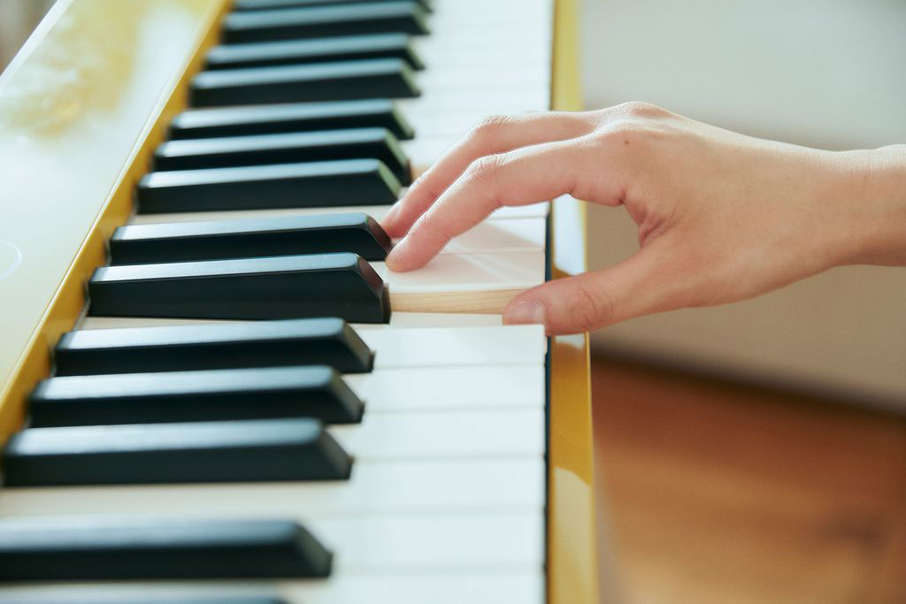 WEIGHTED PIANO KEYS: WHY THEY ARE IMPORTANT FOR A BEGINNER.